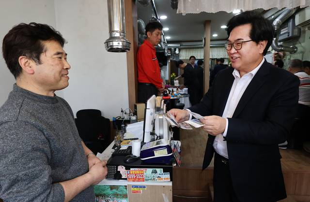 박일하(오른쪽) 서울 동작구청장이 지난 4월 신대방1동 온누리길 골목형 상점가에서 온누리상품권을 사용하고 있다. 동작구청 제공