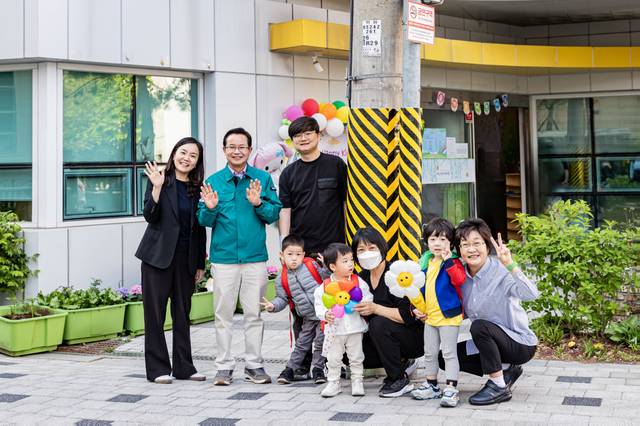 최호권(왼쪽 두번째) 서울 영등포구청장이 어린이집 앞 전신주에 안전보호대를 설치하고 어린이들과 함께 기념촬영을 하고 있다. 영등포구청 제공
