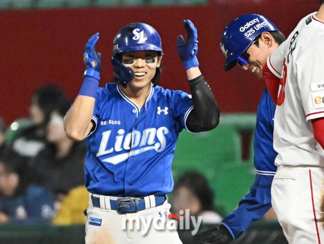 29일 오후 인천광역시 문학동 SSG랜더스필드에서 진행된 '2025 프로야구 KBO리그' SSG랜더스와 삼성라이온즈의 경기. 삼성 김성윤이 9회초 2사 3루서 1타점 적시타를 친 뒤 환호하고 있다./마이데일리