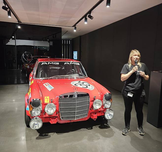 다니엘라 메르세데스-AMG 매니저가 아팔터바흐 공장 내 딜리버리 홀‘에서 ‘AMG 300 SEL 6.8 투어러’ 모델에 관해 설명하고 있다. 독일 아팔터바흐= 서재근 기자