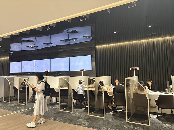 방문객들이 상담창구에서 대기하며 대출 및 청약 상담을 받는 모습. 정주원 기자