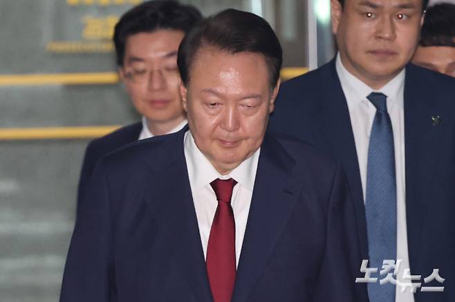 내란특검 대면조사를 마친 윤석열 전 대통령이 29일 오전 서울 서초구 서울고검에 마련된 내란특검 사무실에서 나와 귀가하고 있다. 황진환 기자