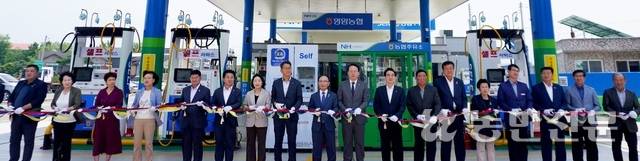 박도상 전남 영암농협 조합장(왼쪽 열번째부터)과 유희관 서울원예농협 조합장이 도농상생 공동사업의 일환으로 추진된 주유소 신축을 축하하며 앞으로 상생발전에 온 힘을 다할 것을 다짐하고 있다.