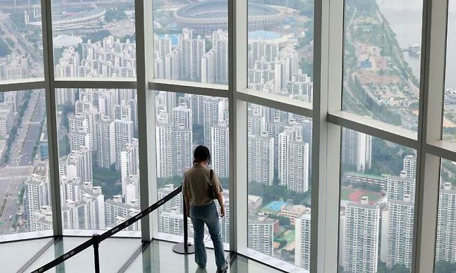 서울 송파구 롯데월드타워 전망대 서울스카이에서 바라본 서울 시내 아파트 단지 모습. 연합뉴스