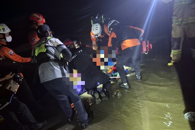 지난 5월 29일 오후 11시40분쯤 전북 부안군 변산면 대항리 갯벌에서 해루질하던 여성 2명이 바다에 빠지는 사고가 나자 119 구조대원들이 출동해 응급처치를 하고 있다. 전북소방본부 제공