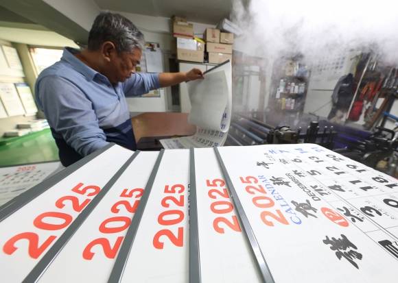 우주항공청이 2026년 달력 제작의 기준이 되는 ‘월력요항’을 발표했다. 달력 제작업체가 달력을 제작하고 있는 모습. 서울신문 DB