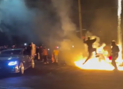 미국 뉴욕시 일대에서 밤마다 열리는 불법 차량 모임으로 주민들이 고통을 호소하고 있다. 특히 일부 모임에서는 음주와 마약뿐만 아니라 성행위까지 이뤄지고 있다는 주민 증언도 나와 논란이 일고 있다. 인스타그램