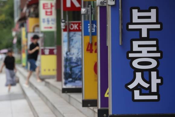 대출 규제에 숨죽인 부동산 시장 - 6억원 이상 주택담보대출을 제한하는 고강도 대출 규제로 서울 강남권 부동산 시장이 숨을 죽이고 있는 30일 서울의 한 부동산 중개업소 앞에 시민이 오가고 있다. 업계는 한동안 급매물 위주로만 간간이 거래가 성사되며 전체 거래도 크게 줄 것으로 보고 있다. 2025.6.30 연합뉴스