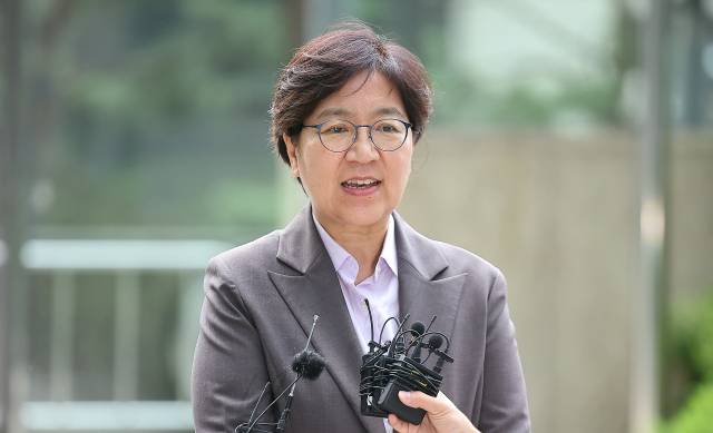 정은경 보건복지부 장관 후보자가 30일 서울 중구 소월로 T타워에 마련된 인사청문회 준비단 사무실로 출근하며 취재진 질문에 답하고 있다. 뉴스1