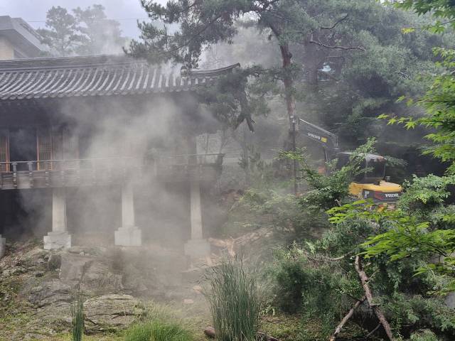 30일 소방 당국이 서울 ‘성북동 별서(성락원)’에 발생한 화재를 진압하고 있다. 사진 제공=성북소방서