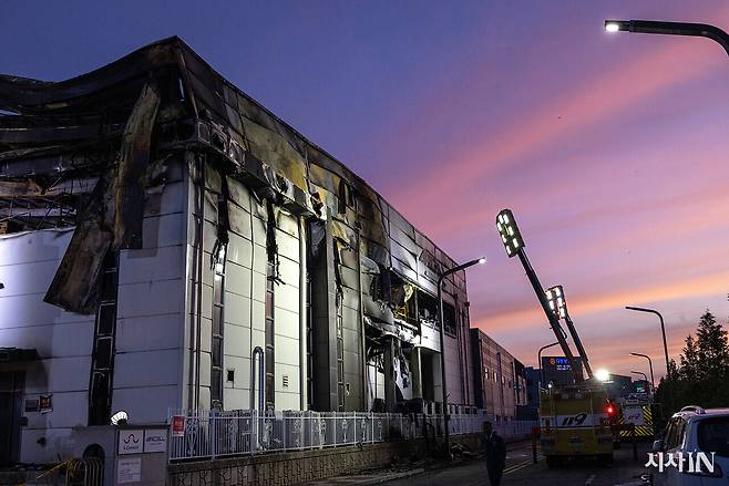 2024년 6월24일 경기도 화성시 아리셀 공장에서 화재가 발생한 가운데 소방대원들이 수색작업을 하고 있다. ⓒ시사IN 조남진