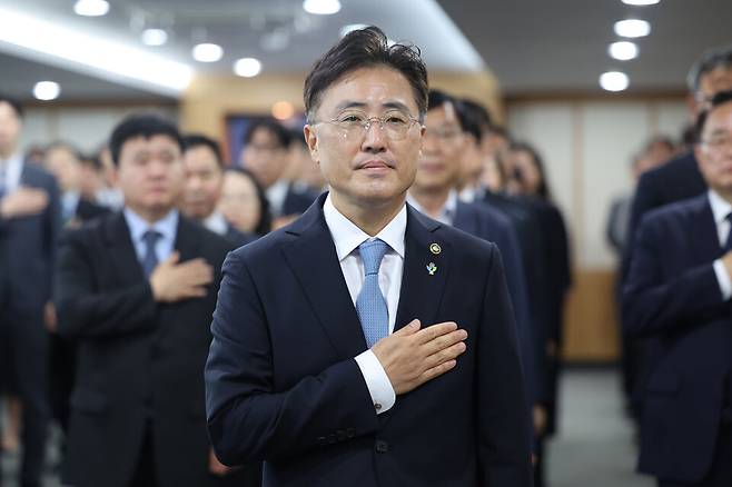 이진수 신임 법무부 차관이 6월30일 정부과천청사 법무부 대회의실에서 열린 자신의 취임식에서 국기에 경례하고 있다. ⓒ 연합뉴스