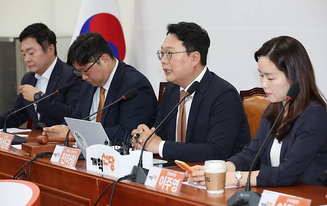 천하람 개혁신당 원내대표 겸 당대표 권한대행(오른쪽 두 번째)이 6월23일 국회에서 열린 최고위원회의에서 발언하고 있다. ⓒ연합뉴스