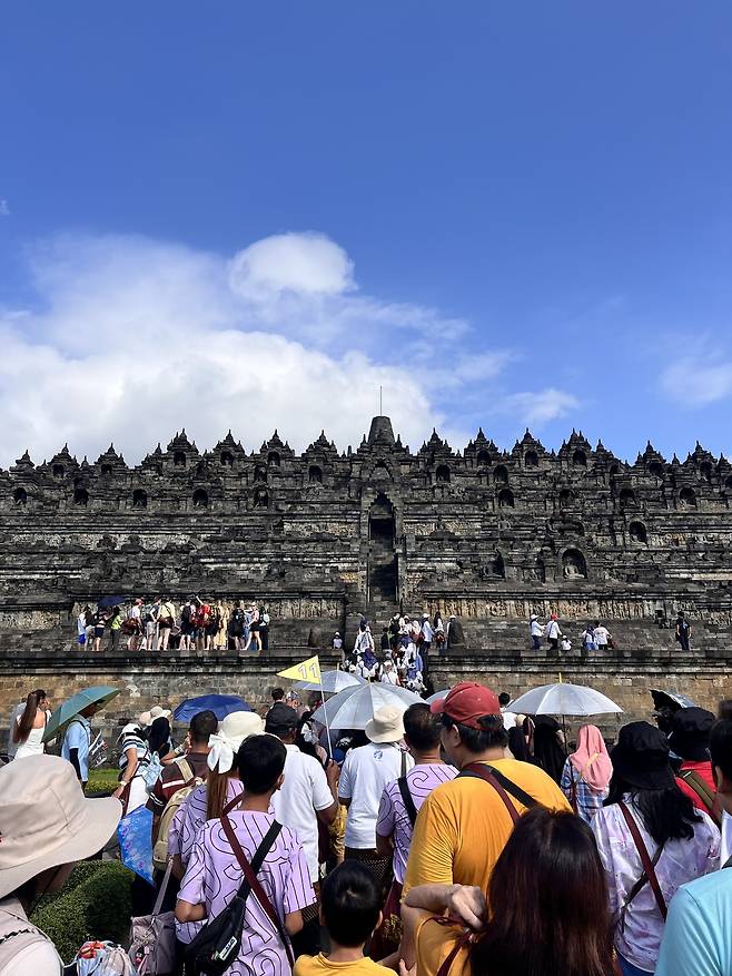 보로부두르를 찾는 여행객은 꼬리에 꼬리를 문다.
