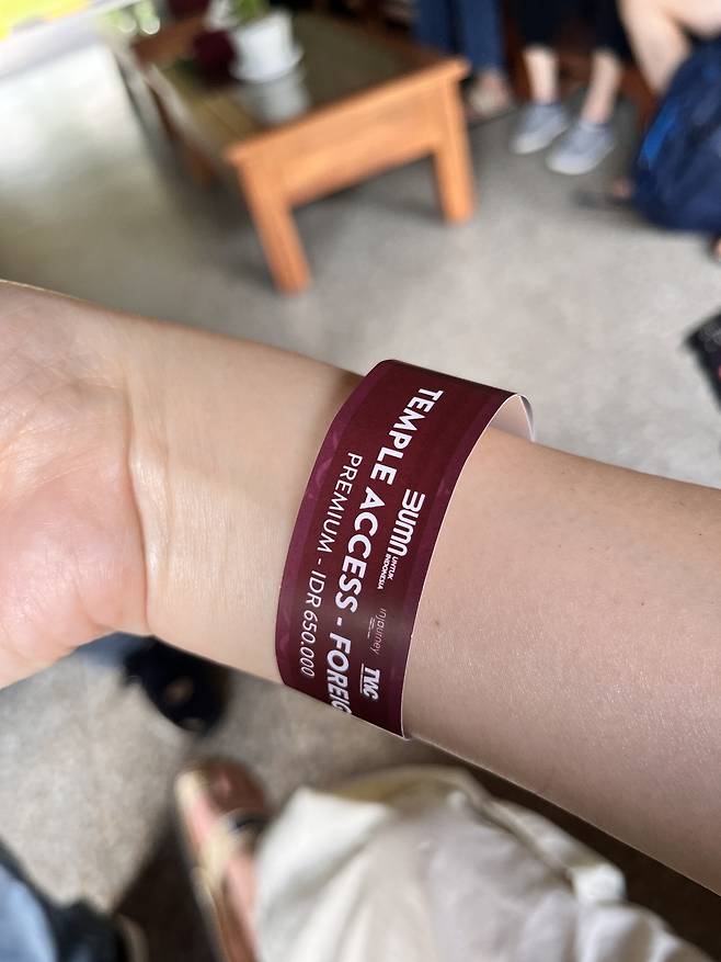 보로부두르 방문 팔목 띠.