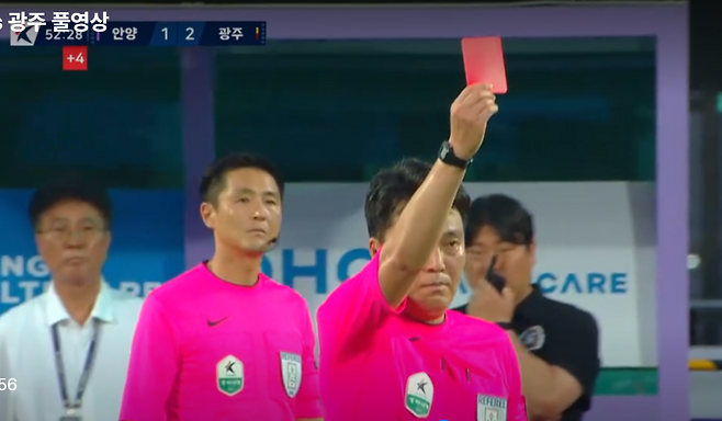 이동준 주심이 VAR 리뷰를 마친 뒤 안양 마테우스에게 레드카드를 뽑고 있다. 쿠팡 플레이 화면 캡처