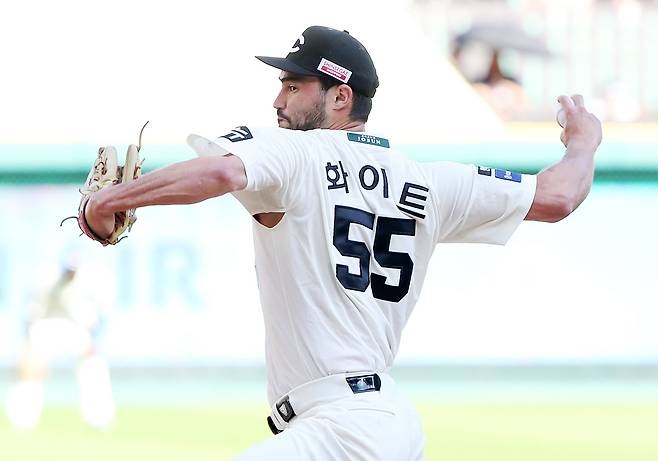 SSG 미치 화이트가 29일 인천 한화전에서 선발 투수로 등판해 투구하고 있다. SSG랜더스 제공