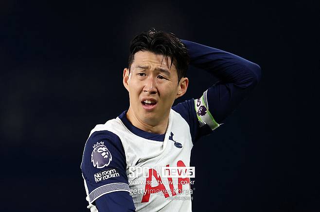 ▲ 글로벌 매체 '디 애슬레틱'의 댄 킬패트릭은 30일(한국시간) "손흥민은 토트넘 홋스퍼에서 우승 트로피를 들어 올렸고, 계약 기간도 1년 밖에 남지 않았다. 지난 시즌 그의 경기력은 하락세를 보였고, 팀 상황을 고려하더라도 예전의 손흥민과는 달라 보였다"라고 전했다.