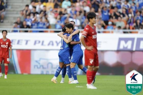 최영준(오른쪽에서 두 번째)이 29일 오후 7시 수원월드컵경기장에서 열린 하나은행 K리그2 18라운드 부산 아이파크와 경기 전반전 선제골을 넣고 세리머니하고 있다. /사진=한국프로축구연맹 제공