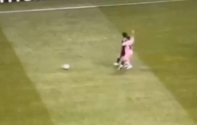 경합 상황에서 공을 빼앗지 못한 리오넬 메시가 오른팔을 크게 휘두르는 장면. /사진=아스 키나스 홈페이지 캡처