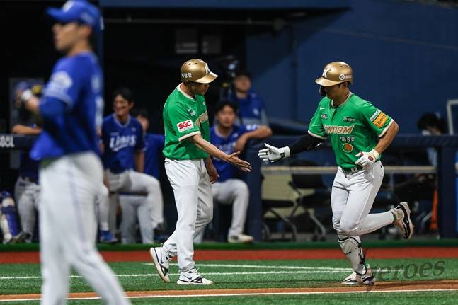 키움 송성문(오른쪽)이 28일 삼성 원태인(왼쪽)을 상대로 홈런을 터뜨리고 있다. /사진=키움 히어로즈 제공