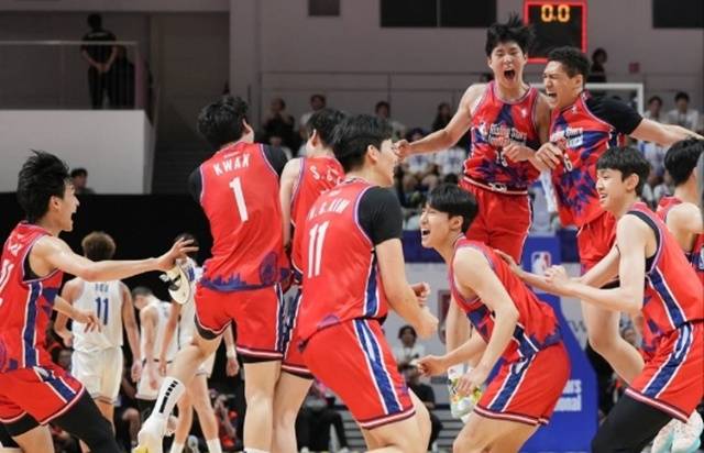 우승에 기뻐하는 용산고 선수단. /사진=미국프로농구(NBA) 라이징 스타 인비테이셔널 SNS