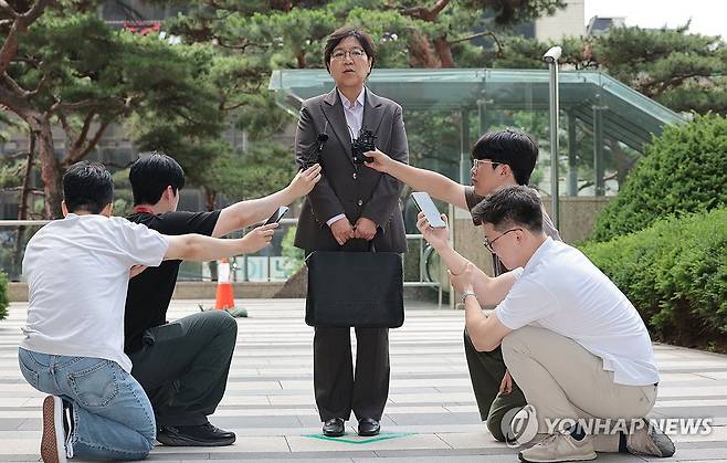 첫 출근하며 질문에 답하는 정은경 장관 후보자 (서울=연합뉴스) 김인철 기자 = 정은경 보건복지부 장관 후보자가 30일 서울 중구 남대문로에 마련된 인사청문회 준비 사무실로 출근하며 취재진 질문에 답하고 있다. 2025.6.30 yatoya@yna.co.kr