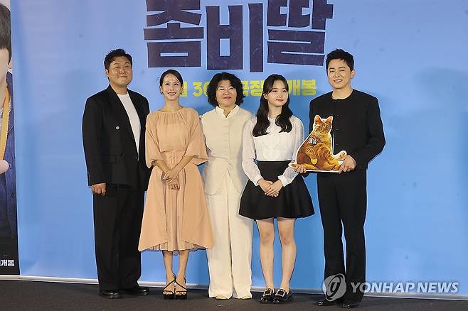 영화 '좀비딸' 제작발표회 (서울=연합뉴스) 류효림 기자 = 배우 윤경호(왼쪽부터), 조여정, 이정은, 최유리, 조정석이 30일 서울 용산구 CGV용산아이파크몰점에서 열린 영화 '좀비딸' 제작발표회에서 포즈를 취하고 있다. 2025.6.30 ryousanta@yna.co.kr