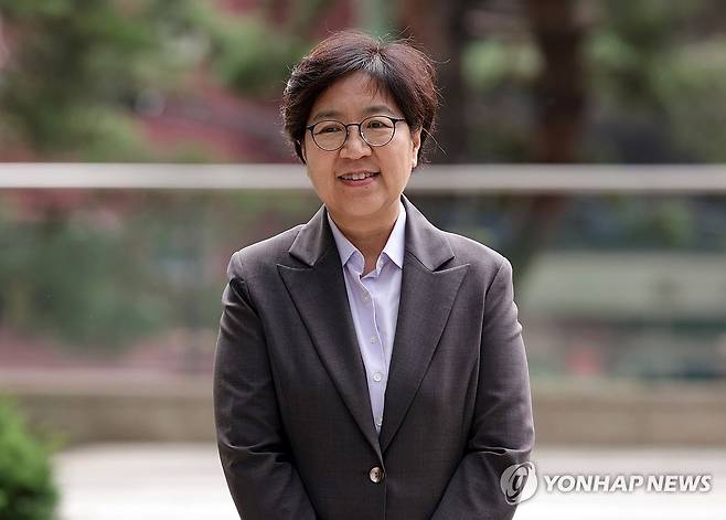 첫 출근하는 정은경 보건복지부 장관 후보자 (서울=연합뉴스) 김인철 기자 = 정은경 보건복지부 장관 후보자가 30일 서울 중구 남대문로에 마련된 인사청문회 준비 사무실로 출근하고 있다. 2025.6.30 yatoya@yna.co.kr