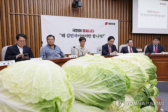 김민석 국무총리 후보자 국민청문회 (서울=연합뉴스) 박동주 기자 = 국민의힘 송언석 원내대표(오른쪽 세번째)가 30일 국회에서 열린 김민석 국무총리 후보자 국민청문회에 참석해 발언을 들으며 생각에 잠겨있다. 2025.6.30 pdj6635@yna.co.kr