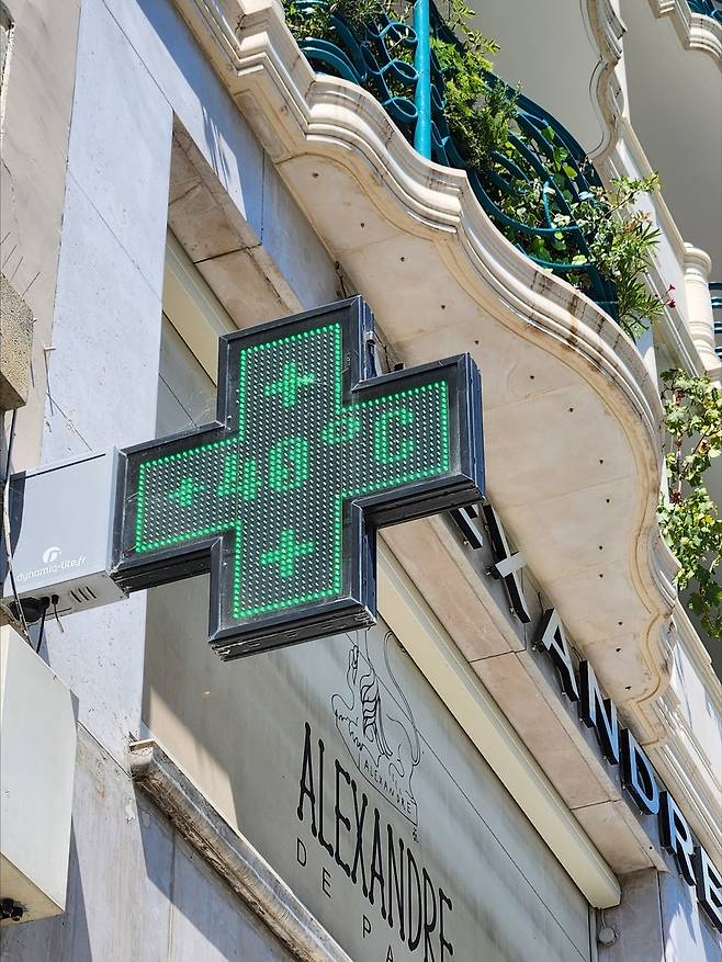 '40도' (파리=연합뉴스) 송진원 특파원 = 30일 오후 2시40분께 프랑스 파리 샹젤리제 거리 근처의 한 약국 전광판에 40도가 찍혀 있다. san@yna.co.kr 2025.06.30