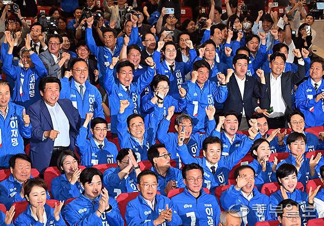 윤여준,박찬대 상임총괄선대위원장 등 선대위 관계자들이 지난 3일 오후 서울 여의도 국회 의원회관에 마련된 제21대 대통령선거 개표상황실에서 방송사 출구조사 결과를 보며 환호하고 있다. 김경민기자
