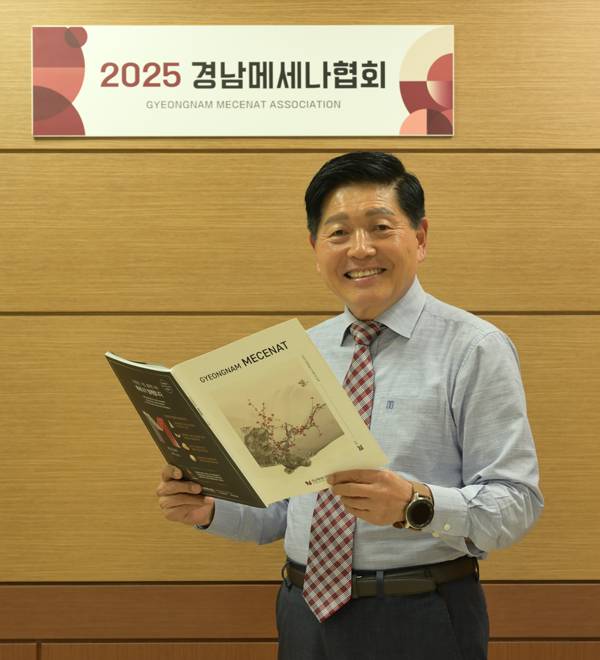 석수근 경남메세나협회 전무가 경남메세나협회에서 환하게 웃으며 "청년예술인은 단 한 번의 만남 단 한 번의 기회 단 한 번의 연주만으로도 자신의 예술 커리어를 바꿀 수 있다"고 말한다.