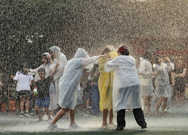대구지역 낮 최고기온이 36.8℃ 까지 오르며 폭염경보가 발효된 지난달 29일 대구 이월드를 찾은 시민들이 야외 물놀이를 즐기며 더위를 식히고 있다. 매일신문DB