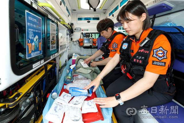 30일 대구 중부소방서에서 119구급대원들이 폭염으로 인한 응급환자 긴급이송에 대비해 얼음조끼와 생리식염수·얼음팩 등 장비를 점검하고 있다. 대구소방안전본부는 오는 9월 30일까지 구급차 63대와 대원 583명으로 구성된