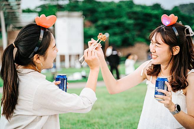 치맥 페스티벌을 즐기는 시민들./대구시 제공
