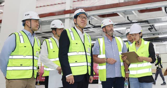 1일 오후 박형준 부산시장이 부산 강서구 롯데쇼핑 자동화물류센터를 둘러보고 있다. 이재찬 기자 chan@