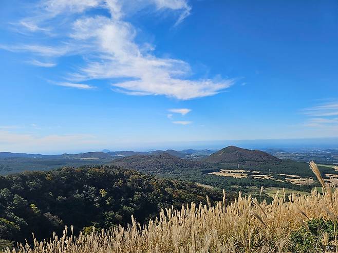 큰노꼬메에서 바라본 제주 오름들(사진=네이버 블로그 '제주愛 퐁당' 제공). ⓒ제주의소리