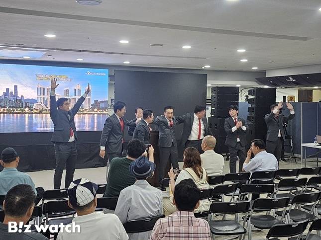 지난 22일 열린 용산정비창 전면1구역 시공사 선정 총회에서 HDC현대산업개발 관계자들이 환호하고 있다/사진=김준희 기자 kjun@