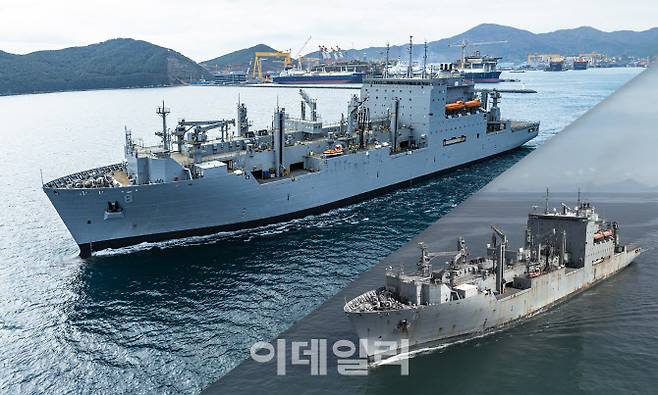 한화오션이 수행한 미국 해군 군수지원함 월리 쉬라호가 지난 3월 MRO 작업을 마치고 거제조선소를 나서고 있다. 아래는 정비 전 모습. (사진=한화오션)