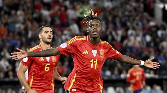 스페인의 니코 윌리엄스(오른쪽)가 네이션스리그 준결승 프랑스전에서 선제골을 넣은 뒤 미켈 메리노(왼쪽)와 함께 환호하고 있다.