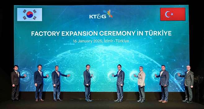 지난 1월 튀르키예 이즈미르 주(州) 현지공장 증설식에 참석한 방경만 KT&G 사장(오른쪽 네 번째)과 부랄 카라귤 티레 지사(오른쪽 세 번째), 정연두 주튀르키예 대사(왼쪽 네 번째) 등 주요 관계자들이 기념사진을 찍고 있는 모습(KT&G 제공)