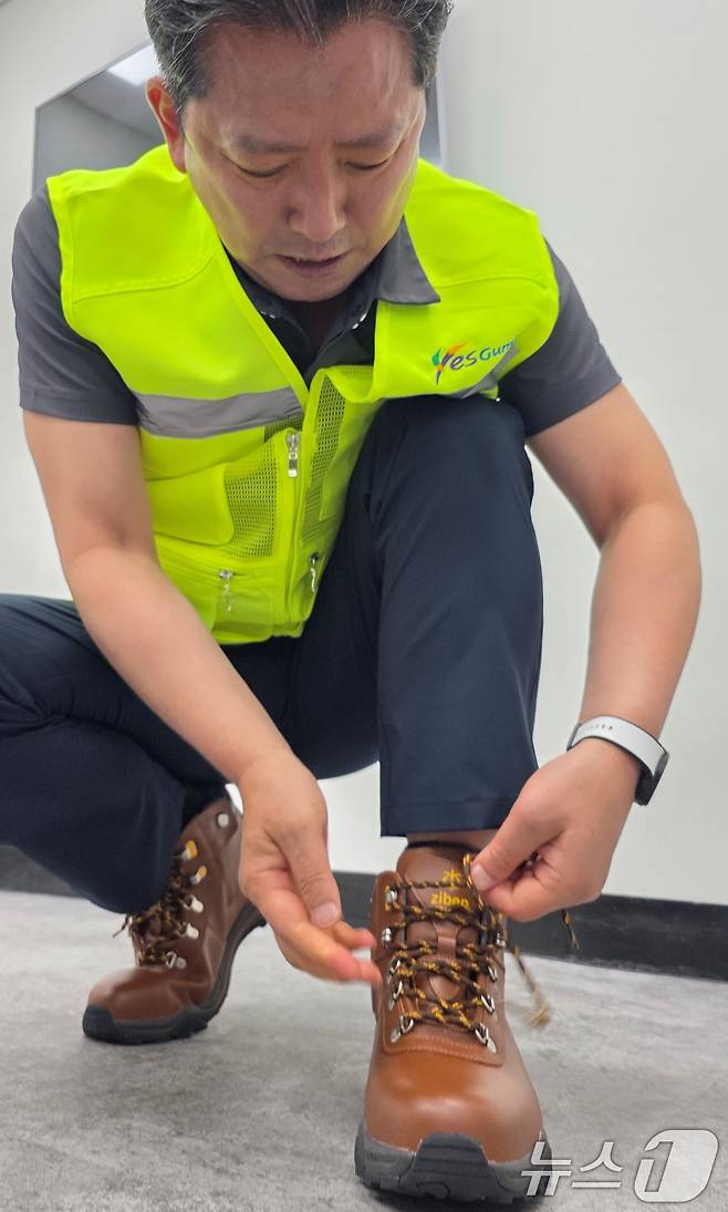 김장호 구미시장이 민선 8기 3주년을 맞은 1일 오전 도량동 환경관리원 전용시설에서 재활용품 수거 작업에 나서기 전 환경관리원 복장으로 갈아입고 신발끈을 조이고 있다. 2025.7.1/뉴스1 ⓒ News1 정우용 기자