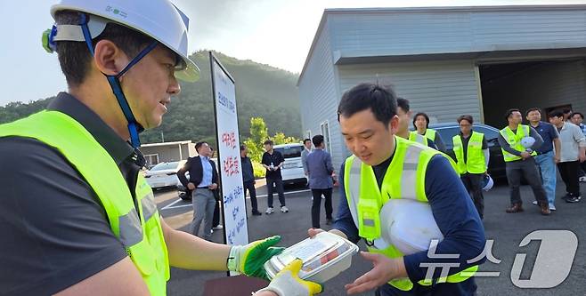 김장호 구미시장이 민선 8기 3주년을 맞은 1일 오전 도량동 환경관리원 전용시설에서 재활용품 수거에 나서는 환경관리원들에게 샌드위치 도시락을 나눠주고 있다. 2025.7.1/뉴스1 ⓒ News1 정우용 기자