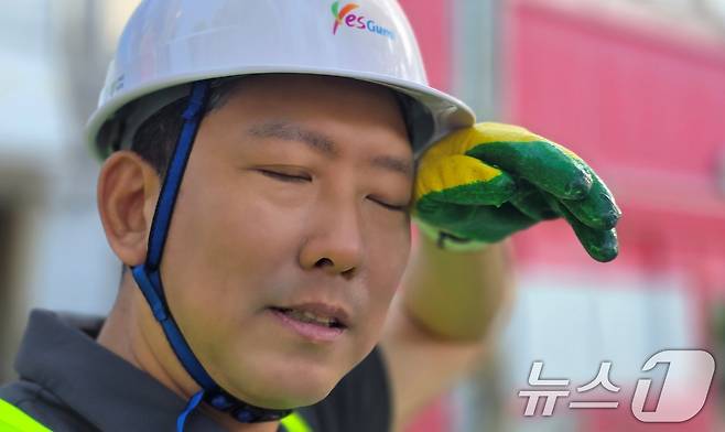 김장호 구미시장이 민선 8기 3주년을 맞은 1일 오전 송정맛길에서 재활용품 수거작업하면서 이마에 흐른 땀을 손으로 훔쳐내고 있다. 2025.7.1/뉴스1. 2025.7.1/뉴스1 ⓒ News1 정우용 기자