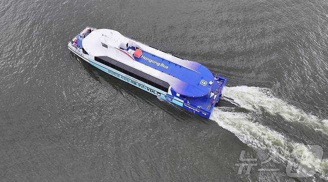 1일 오후 한강버스 시민체험단과 취재진을 태운 한강버스가 서울 광진구 뚝섬 선착장을 떠나 송파구 잠실 선착장으로 이동하고 있다. (공동취재) 2025.7.1/뉴스1 ⓒ News1 박지혜 기자