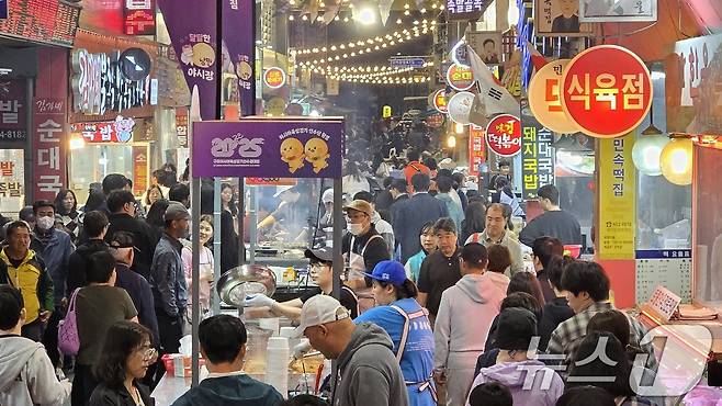 지난 4월25일 구미 새마을 중앙시장에서 개장한 '달달한 낭만 야시장'에 시민들이 붐비고 있다. 2025.4.25/뉴스1 ⓒ News1 정우용 기자