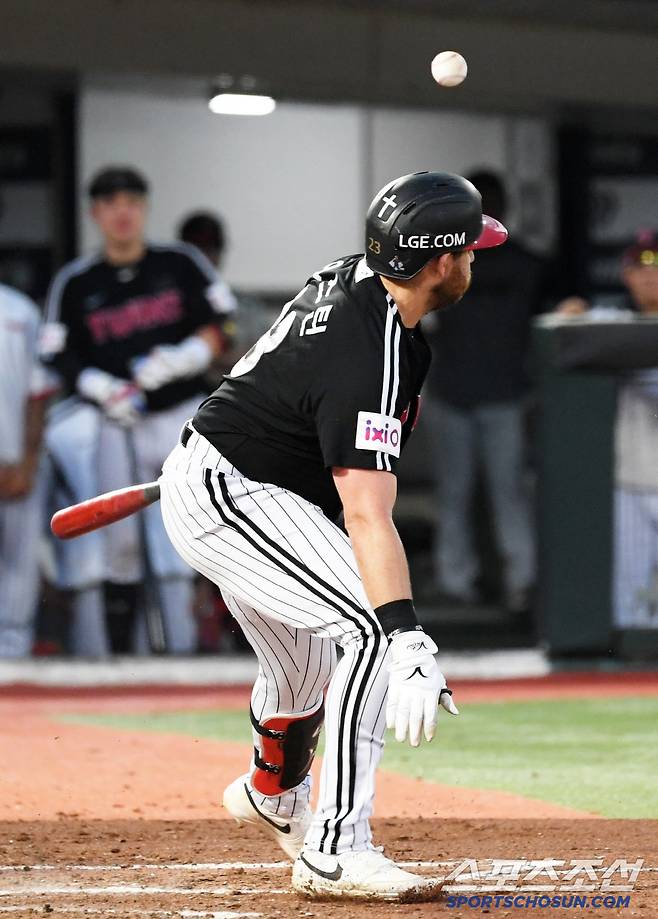 1일 부산 사직구장에서 열린 롯데 자이언츠와 LG 트윈스의 경기. LG 오스틴이 파울 타구를 만들어내고 있다. 부산=박재만 기자 pjm@sportschosun.com/2025.07.01/