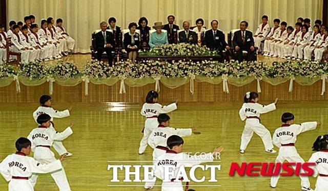 서울 미동초등학교는 전교생에게 태권도를 가르친다. 1999년 한국을 방문한 엘리자베스 2세 영국 여왕이 미동초등학교를 찾아 학생들의 태권도 시범을 지켜보고 있다. /뉴시스