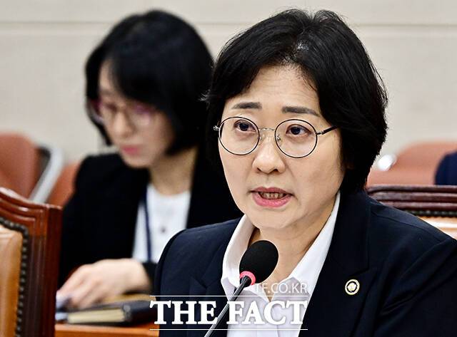 질의에 답변하는 이스란 보건복지부 제1차관.